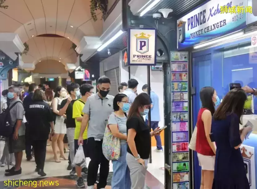 新币汇率史上最高！新加坡换钱点排长长长队，外币大缺货