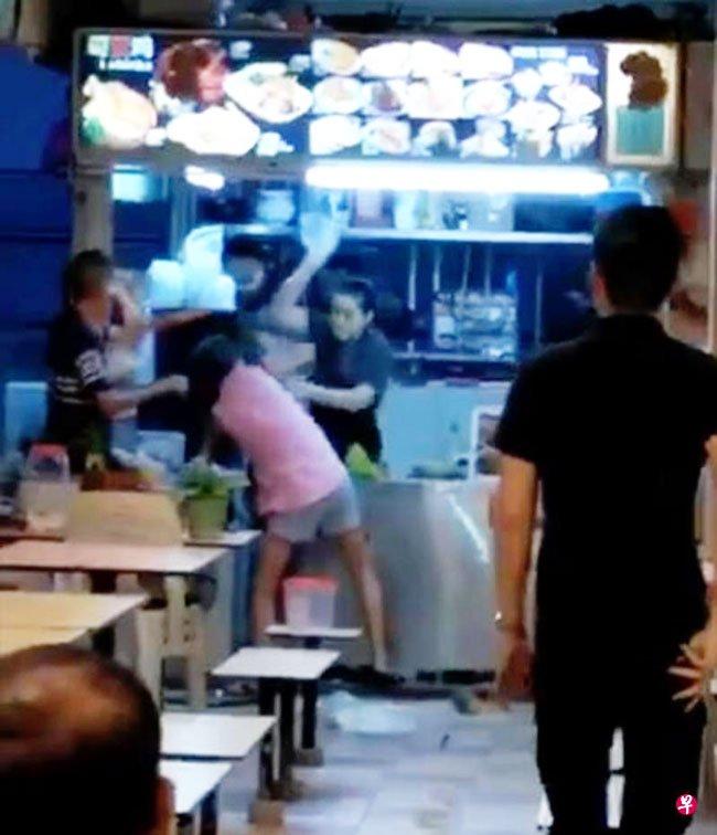 肉骨茶摊砸盘丢椅子 2嫂1叔大打出手