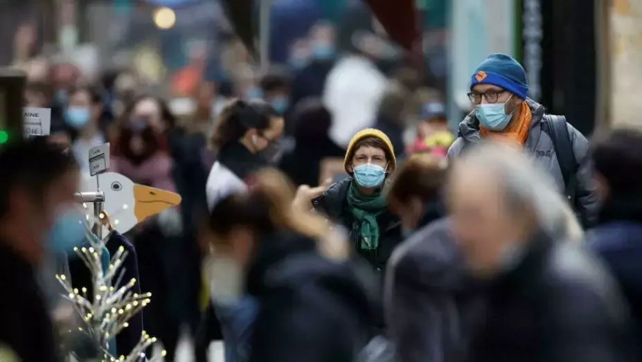 公然違規!新加坡克拉碼頭百人狂歡跨年: 不戴口罩、貼面跳舞!或導致超級傳播