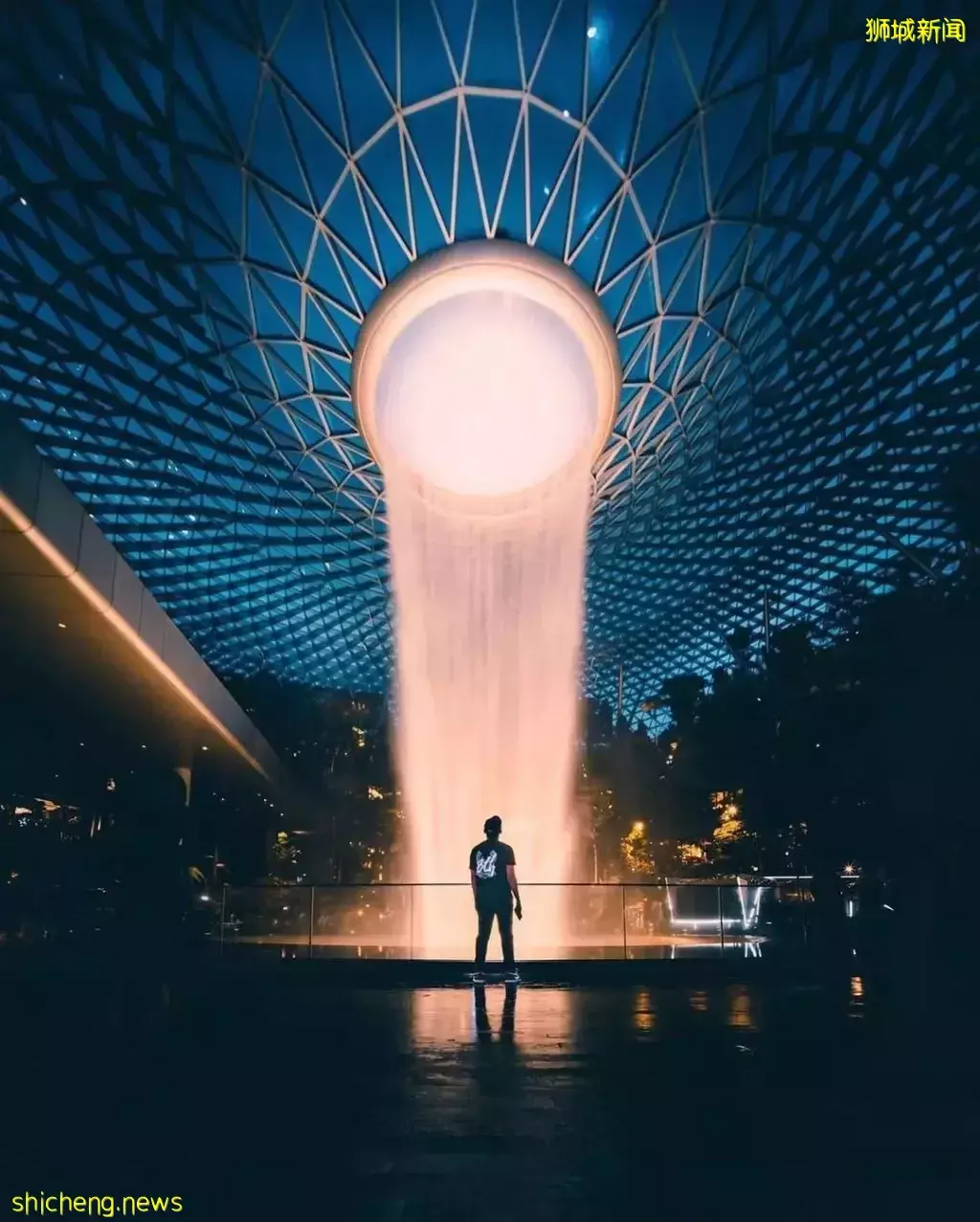 星耀樟宜室内垂空水幕灯光秀绚丽回归🤩 每晚8PM准时表演,多种版本免费观看