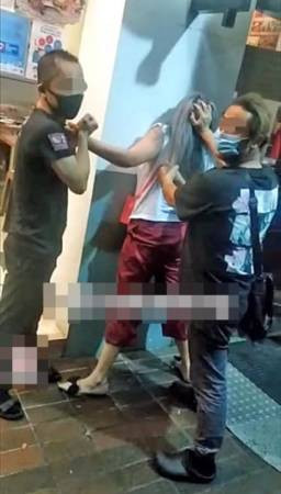 女子猛敲门图闯商场 狂甩保安数巴掌