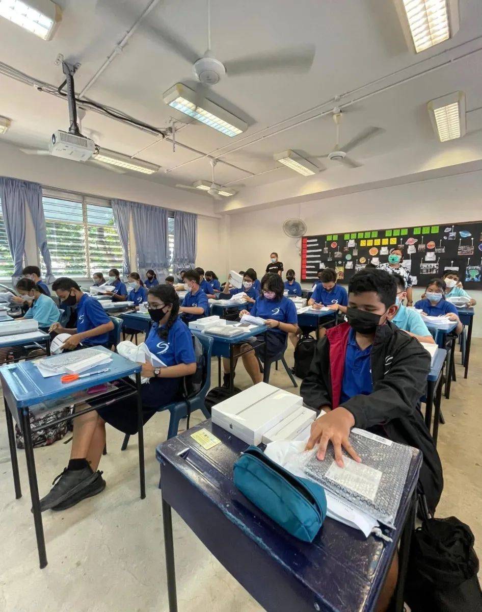 羡慕!新加坡这间中学给每个学生发全新iPad!“贵校还收人吗?”