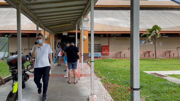 新加坡鸡肉鱼肉价格飙涨!他们排起长长长队,只为吃上这一口饭