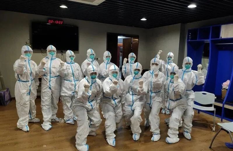 为什么新加坡的医生护士没有穿得像中国那样严实呢?他们不怕感染新冠吗?