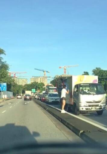 新加坡发生恐怖车祸,两辆重型罗厘相撞、交通瞬间瘫痪