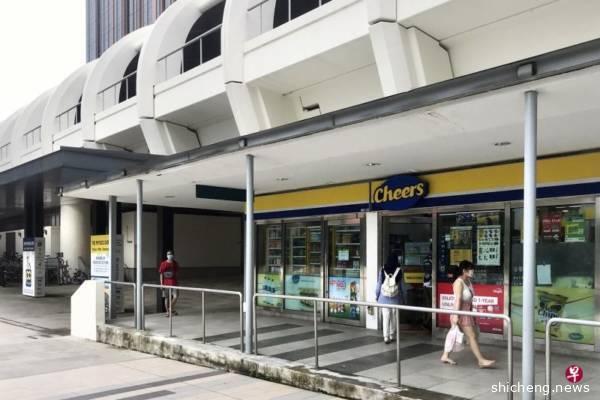 ◤新国启动断路器◢疑不满口罩没戴好被讲 男子挥锤砸便利店柜台