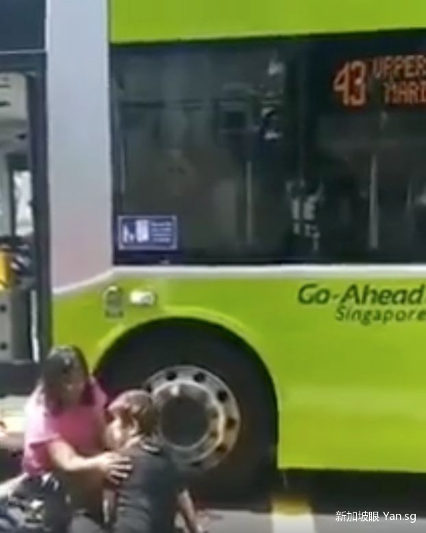 新加坡72岁奶奶被巴士撞破头，网友却站队司机？