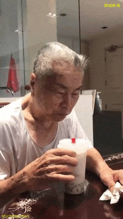 91岁爷爷首次品尝珍珠奶茶，反应也太可爱了