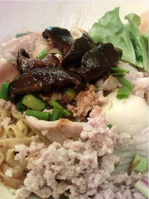 呕！新加坡小贩中心汤面里吃出整只蟑螂，外卖也中招