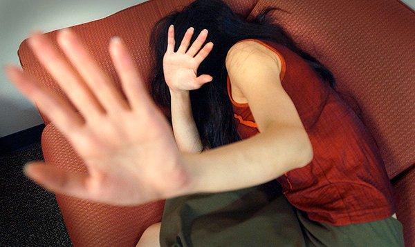 吐痰 脚踢 辱骂猪狗 妓女 虐佣前女警判监2周罚赔3480