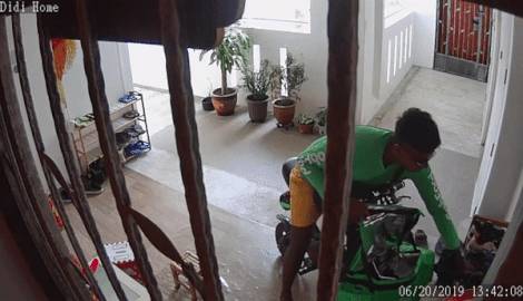 疫情下新加坡还有人冒死偷鞋？网友：口味这么重，喜欢原味儿