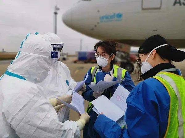 突发!又10个国家发现新变种病毒!中国暂停英国航班,新航人员开始戴N95口罩