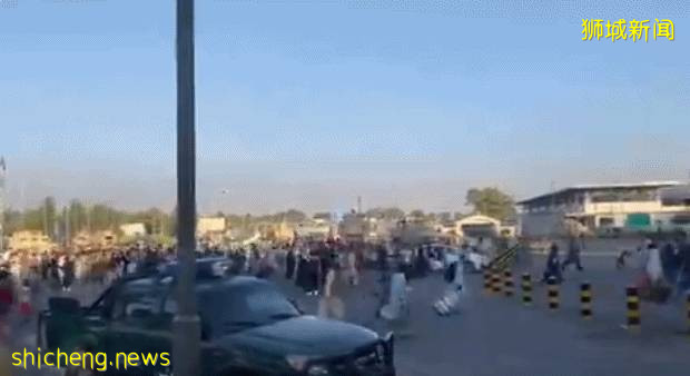 李光耀又“神预言”了美国和阿富汗？一夜变天！难民扒飞机高空跌落，自拍视频曝光