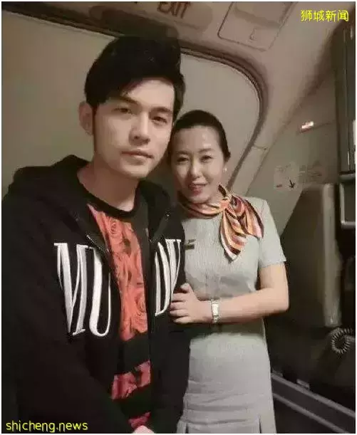 成龙和空姐搂肩照流出,还要电话、地址?女方回应!他两次为新加坡做好事而被骂