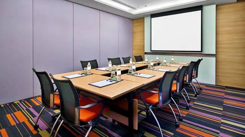 政府宣布给全体新加坡人发$100消费券!酒店推出了神奇的“工度假”