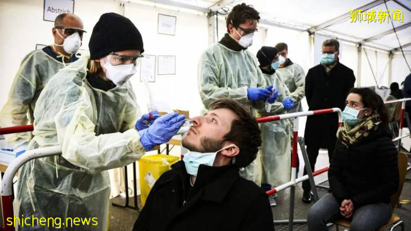 武汉3000人超级派对让世界羡慕!新加坡网友炸了:让美国好好看看