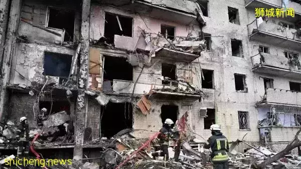 乌克兰人蜂拥逃走、多国撤侨，这个新加坡人却不想走