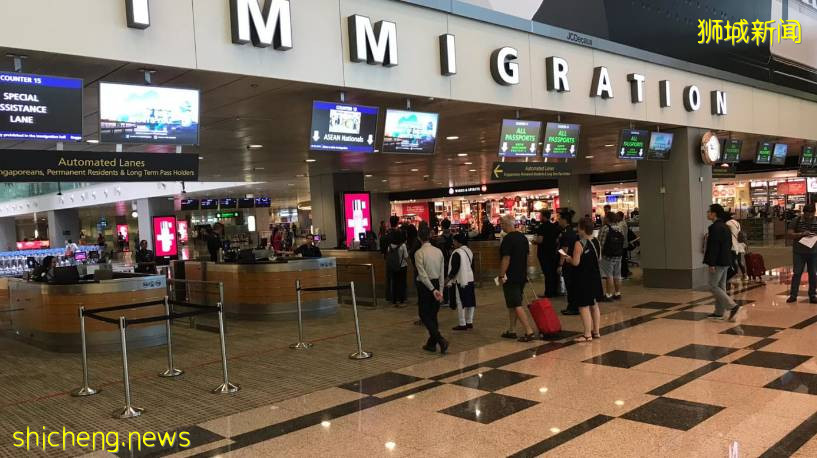 派發防疫物資!黃循財表示,新加坡會采取循序漸進措施逐漸開放,優先保護民衆安全