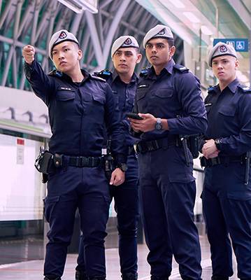 “警察打人了!?” 实拍一女子在新加坡被5个警察包围