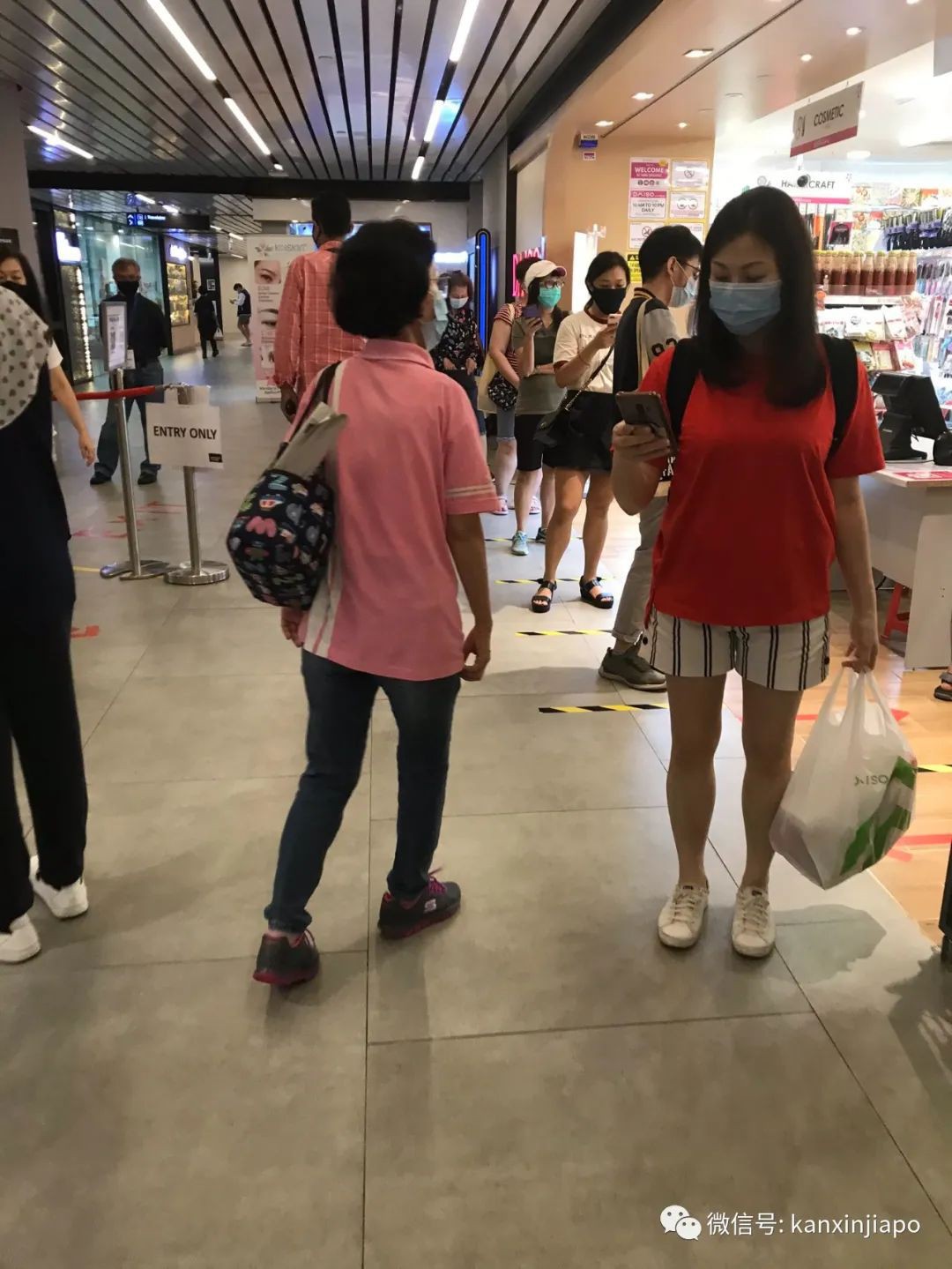 新加坡解封第一天，这些地方大排长龙，就连鸡也跑出来了......