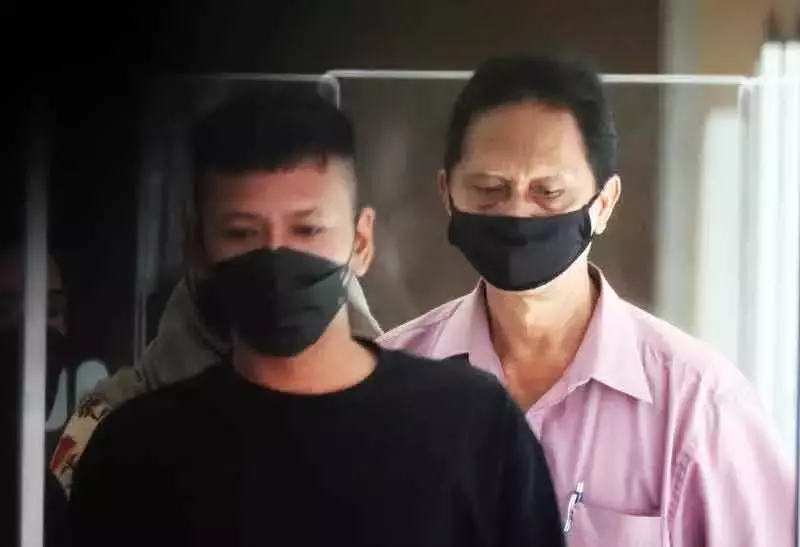 脚踏车轻轻碰到 父子联手打断骑士6颗牙