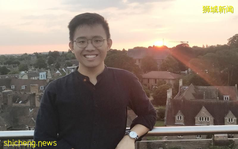 18个月大就重度失聪 大学生考获双学位