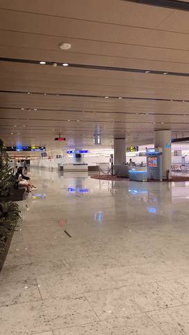 实拍!樟宜机场变样了~ 新航半年净亏损34亿新币