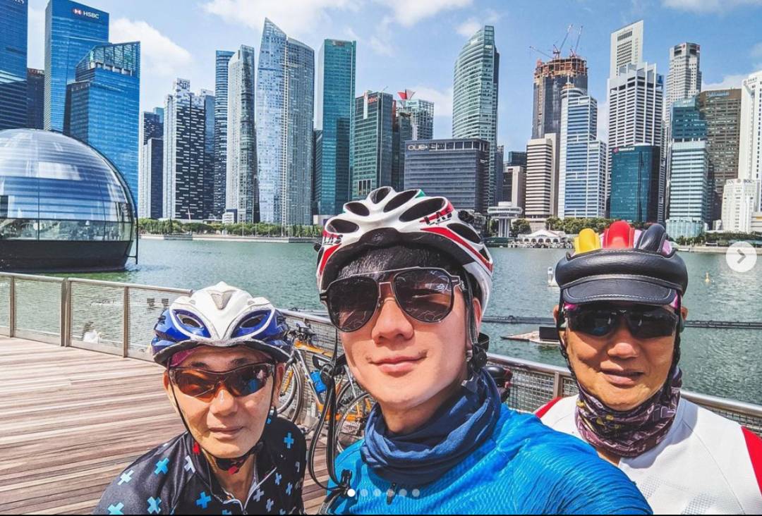 林俊傑回到新加坡過年啦！還在濱海灣騎車遛圈