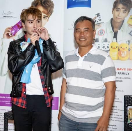 初入行未获支持 父亲献花 丘俊鑫哭了