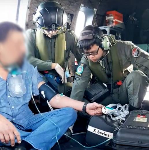 新加坡空軍出動直升機，爲了從遊輪上救人