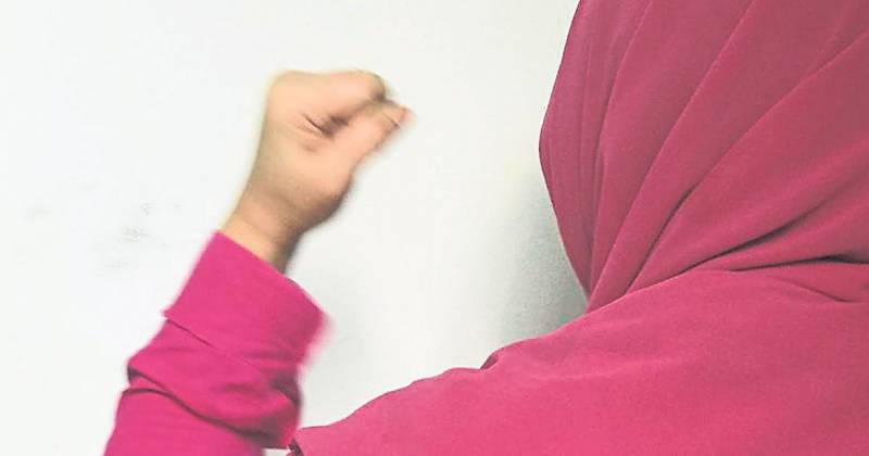 开灯、掉笔都嫌吵 顺风耳邻居敲墙报复