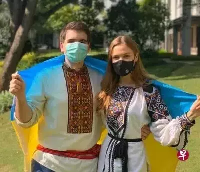 《战狼2》执行导演、新加坡前艺人沈倾掞:我会留在乌克兰照顾妻子一家