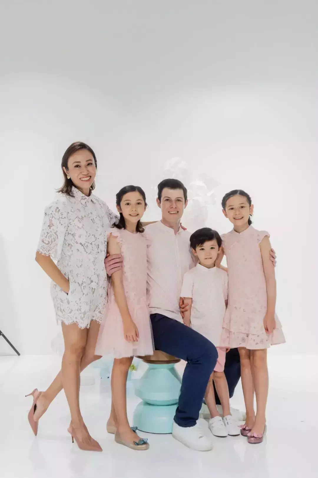 我们挖到了新加坡宝藏童装品牌,新年亲子装穿出了明星的感觉