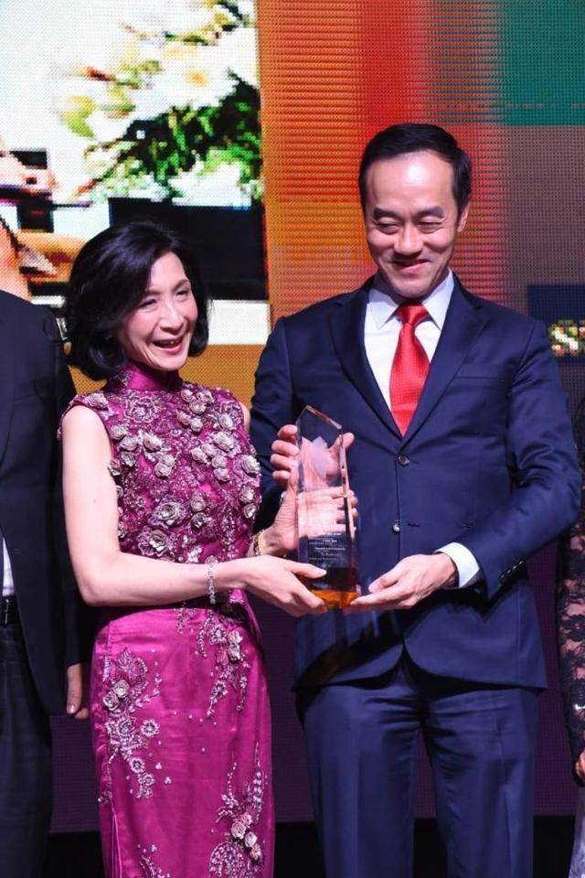新加坡女首富,身价815亿却偏爱旗袍,优雅自信美到骨子里
