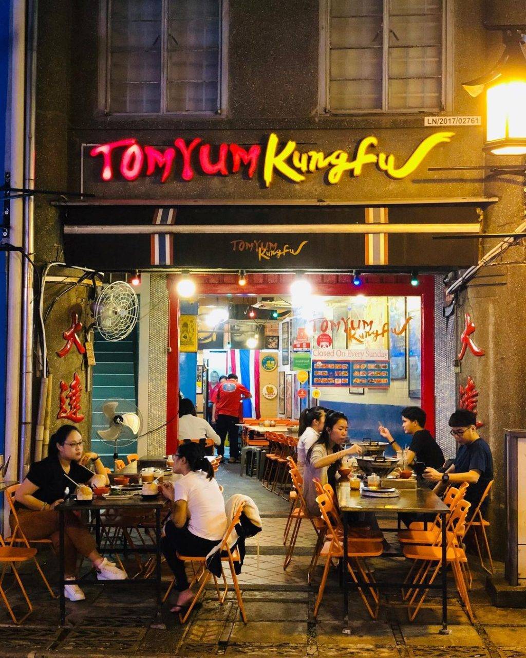 瞬穿曼谷街头！气氛满点的泰式炭烧火锅Tom Yum Kungfu🤤 口味正宗、平价又好吃！ 