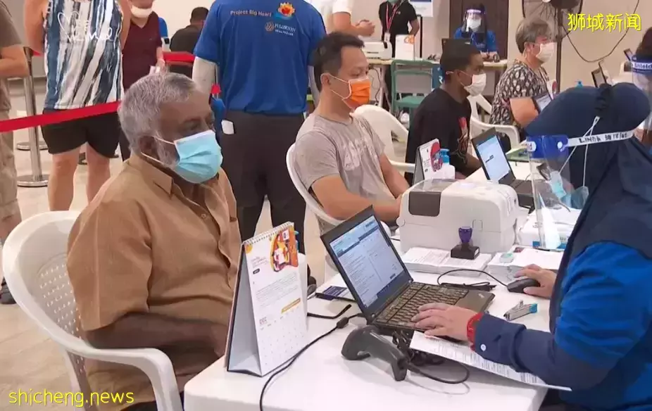 连续三天确诊破万,新加坡松绑防疫政策引发焦虑,专家回应:防疫失效、放开好事