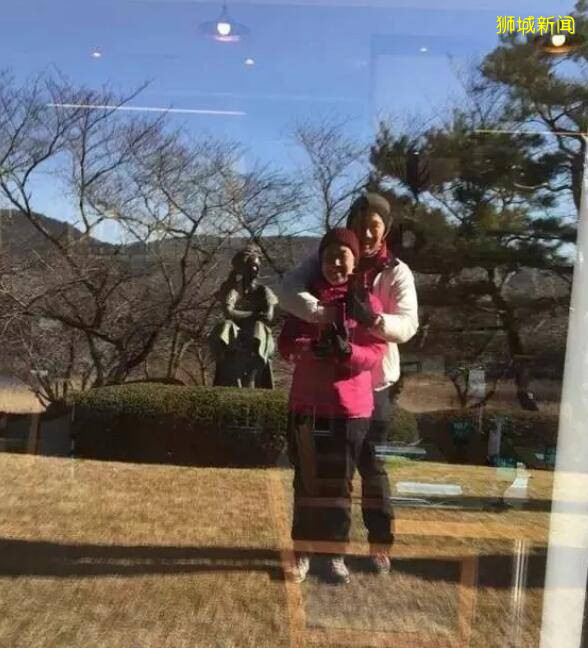 新加坡夫妇携手参与国庆军乐队表演，真是一本正经的撒狗粮呀