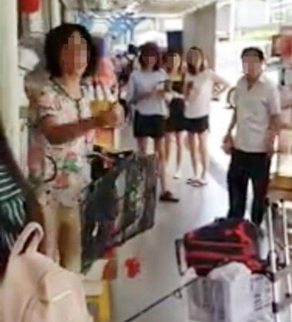 百万嫂又大闹发廊 店外打小人 抓老板头发 泼店员热水