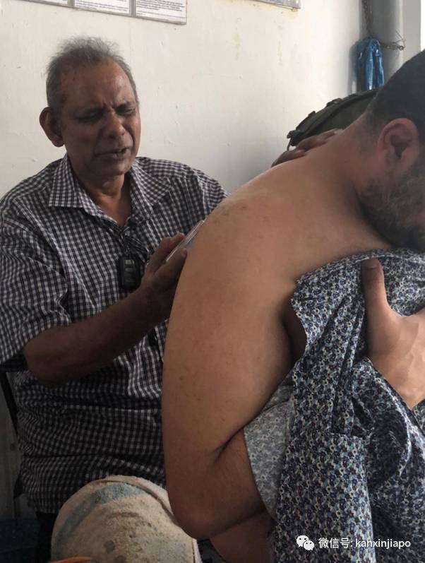 盲人大叔15年始终如一,在新加坡组屋楼道提供按摩服务