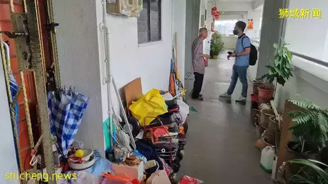 七旬华裔摄影师好苦 夜场关 断生计 拾荒去