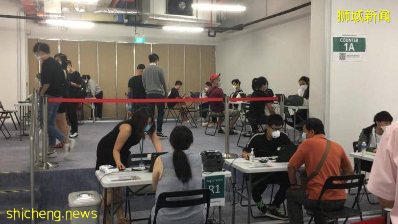 公众烈日下排队检测 莱佛士医院现100米人龙