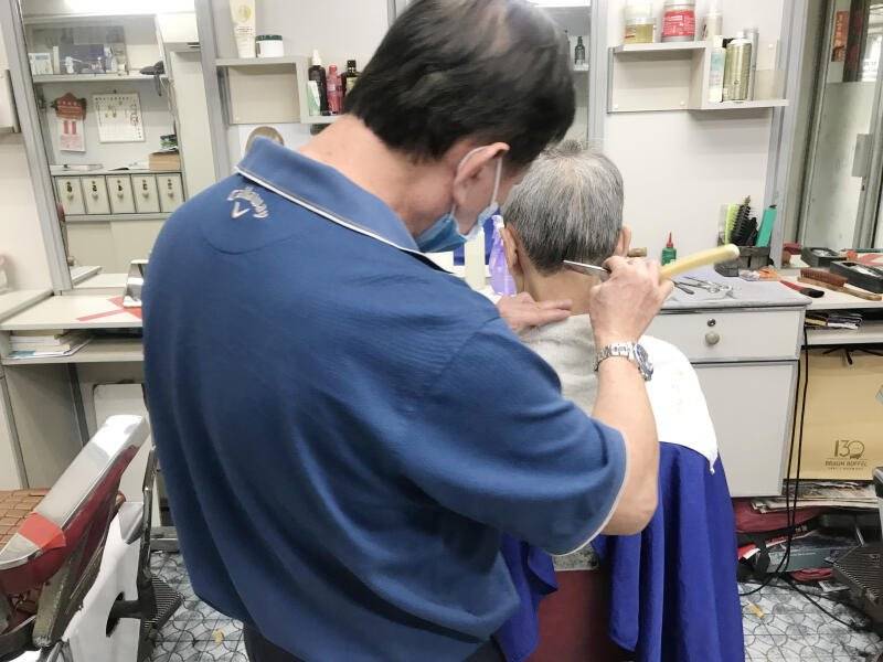 充满怀旧风情  传统理发店 46年不变