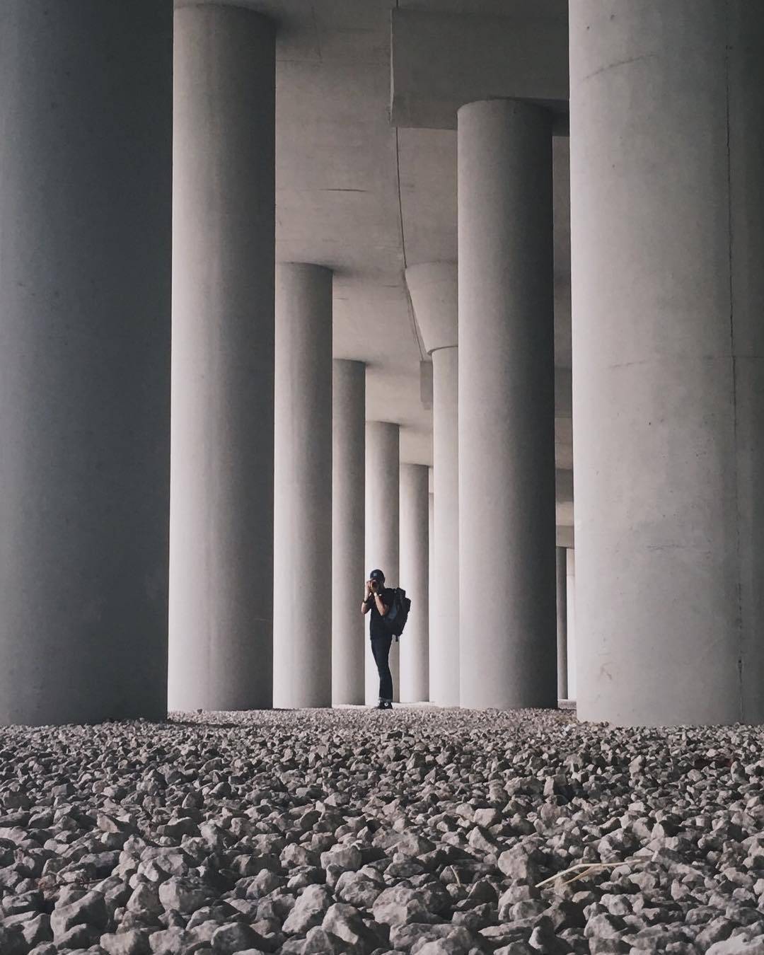 滨海高速公路下的隐秘打卡点🏴☠️ 灰色建筑、巨大桥柱、满地石子的野生工业风!煞气拍摄背景👀