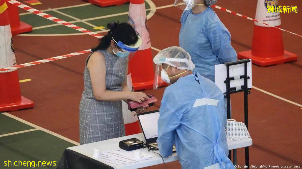 總確診超23萬！新加坡50人打第三針後仍感染，新增一死亡僅35歲 ！ 李總理、張文宏談防疫策略