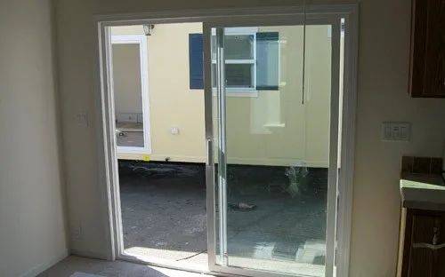 家里的玻璃门突然自爆!天气太热,新加坡用这个东西要小心