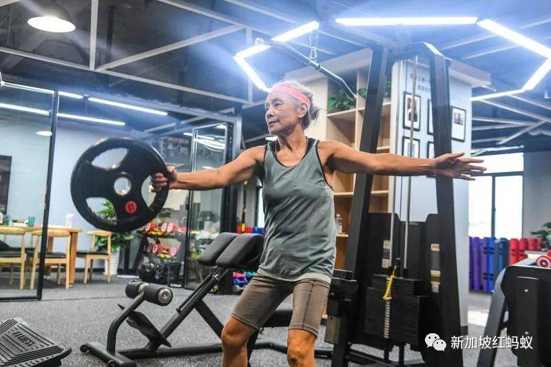 中国有68岁“撸铁奶奶” 新加坡也有一群七旬“撸铁爷爷”