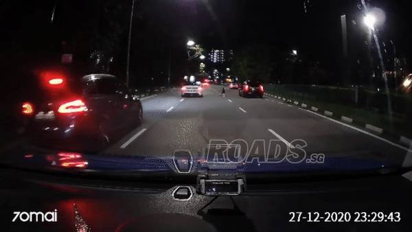 本地一名女子深夜坐在马路中央;网友:为什么没戴口罩?是人是鬼