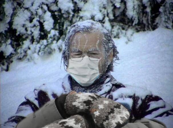 美国参议员伯尼·桑德斯火了,新加坡民防员都来蹭热度