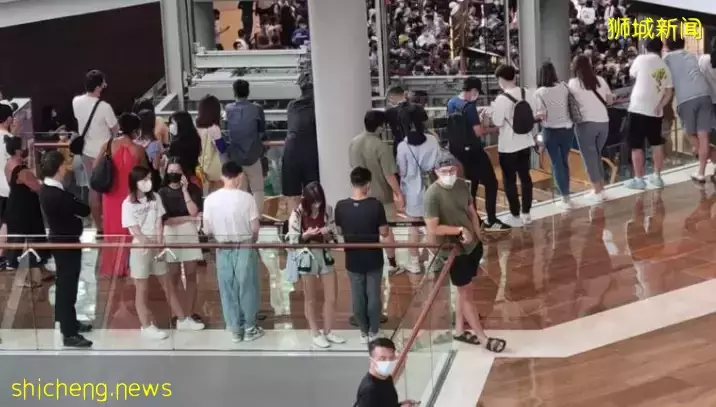 實拍!新加坡濱海灣金沙和烏節路人山人海,因爲它!有人暈倒、對警察喊:拿槍射我啊