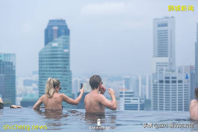 新加坡最豪华的体验，金沙酒店楼顶无边泳池，只有住一晚才能享受